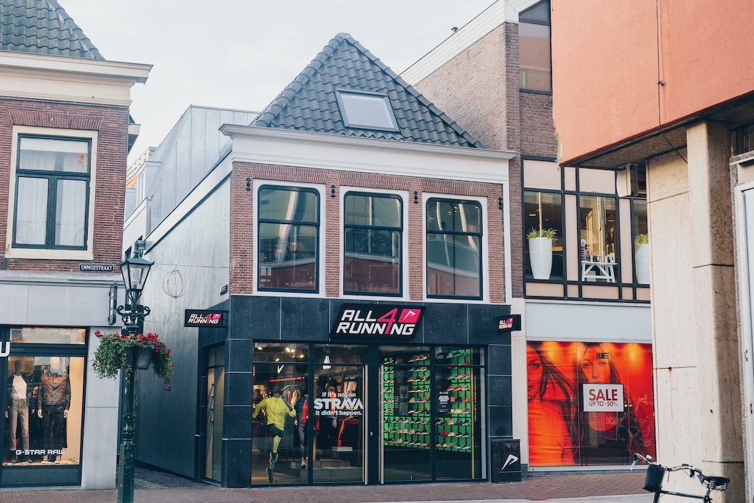 Gevel van de All4Running winkel in Alkmaar met het logo boven de ingang