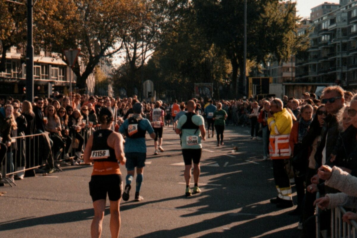 Hardlopers tijdens een marathon in Nederland