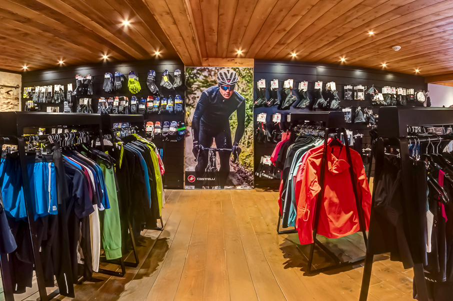 Showroom van Triathlon24 in Volkel met fietskleding en accessoires aan de wand